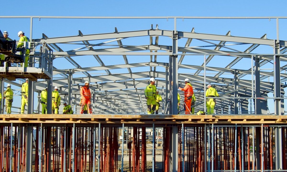 5 situații care creionează costul real al unei hale industriale